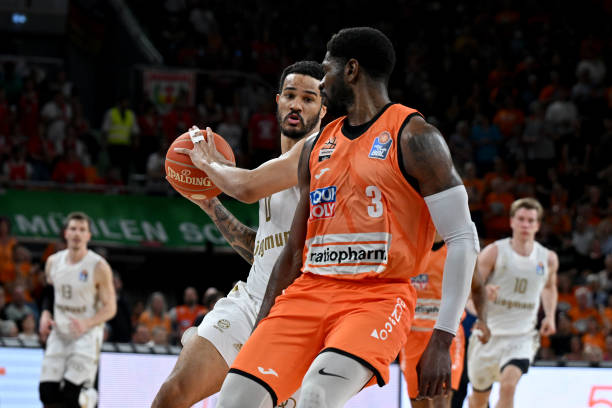 越三冠王之 越三冠王之